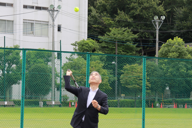 試打をする久田 有学長